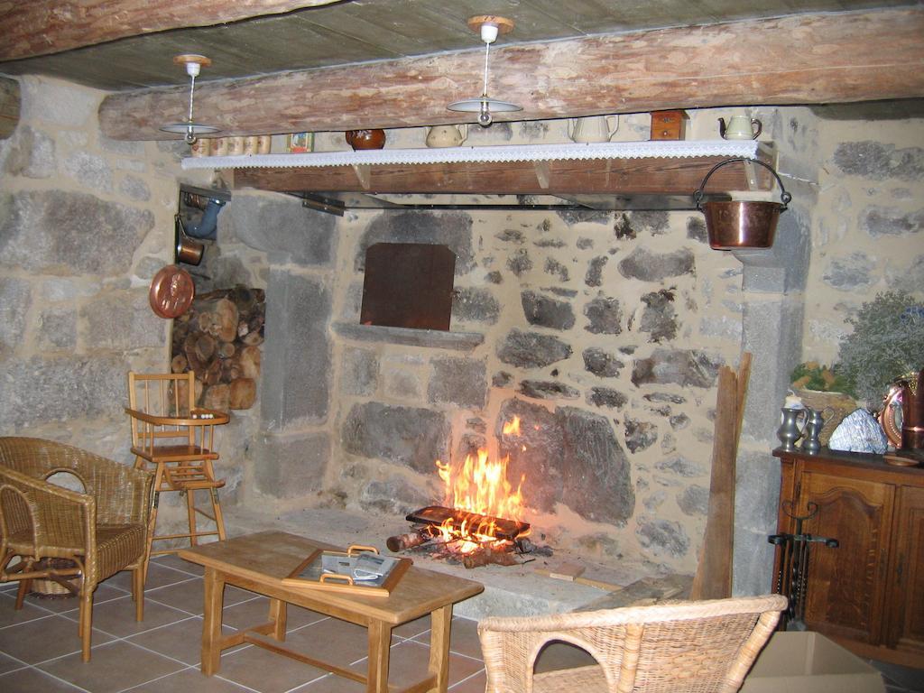 La Ferme Des Genets Bed and Breakfast Medeyrolles Εξωτερικό φωτογραφία