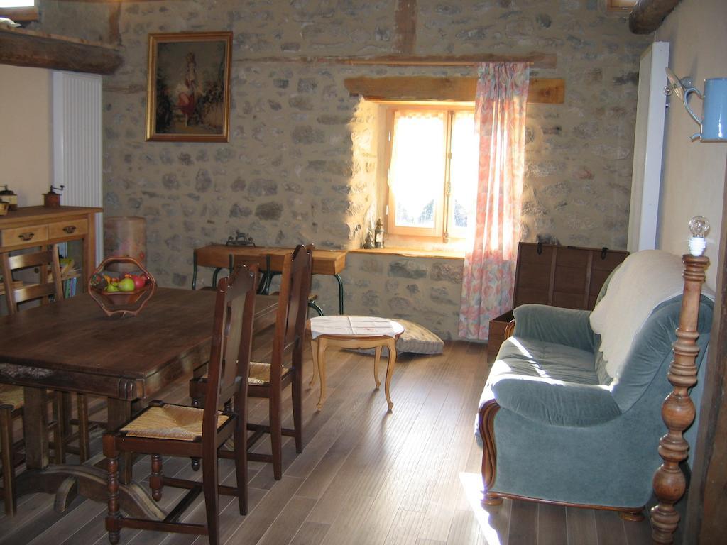 La Ferme Des Genets Bed and Breakfast Medeyrolles Εξωτερικό φωτογραφία