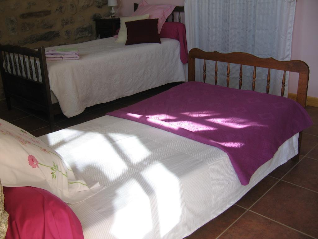 La Ferme Des Genets Bed and Breakfast Medeyrolles Δωμάτιο φωτογραφία