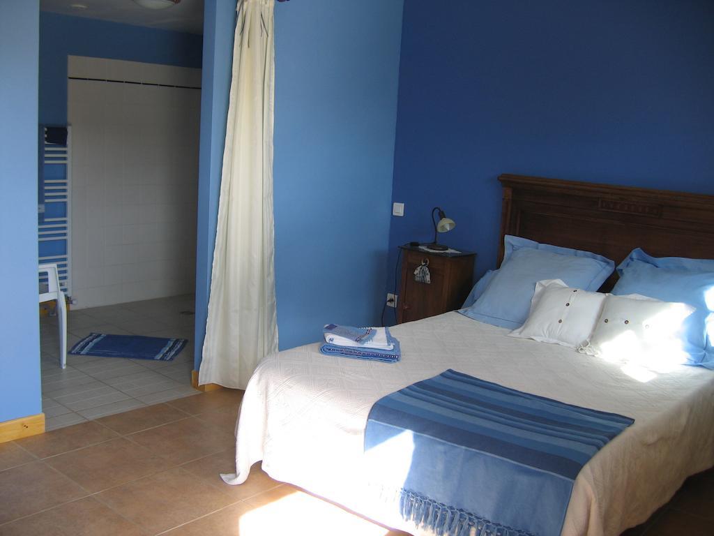 La Ferme Des Genets Bed and Breakfast Medeyrolles Δωμάτιο φωτογραφία